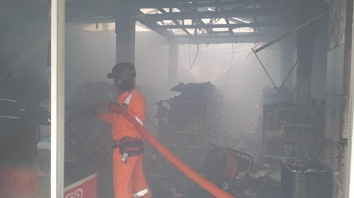 Kebakaran di Bekasi Timur: Minimarket Terbakar, Kerugian Mencapai Rp 1,8 Miliar
